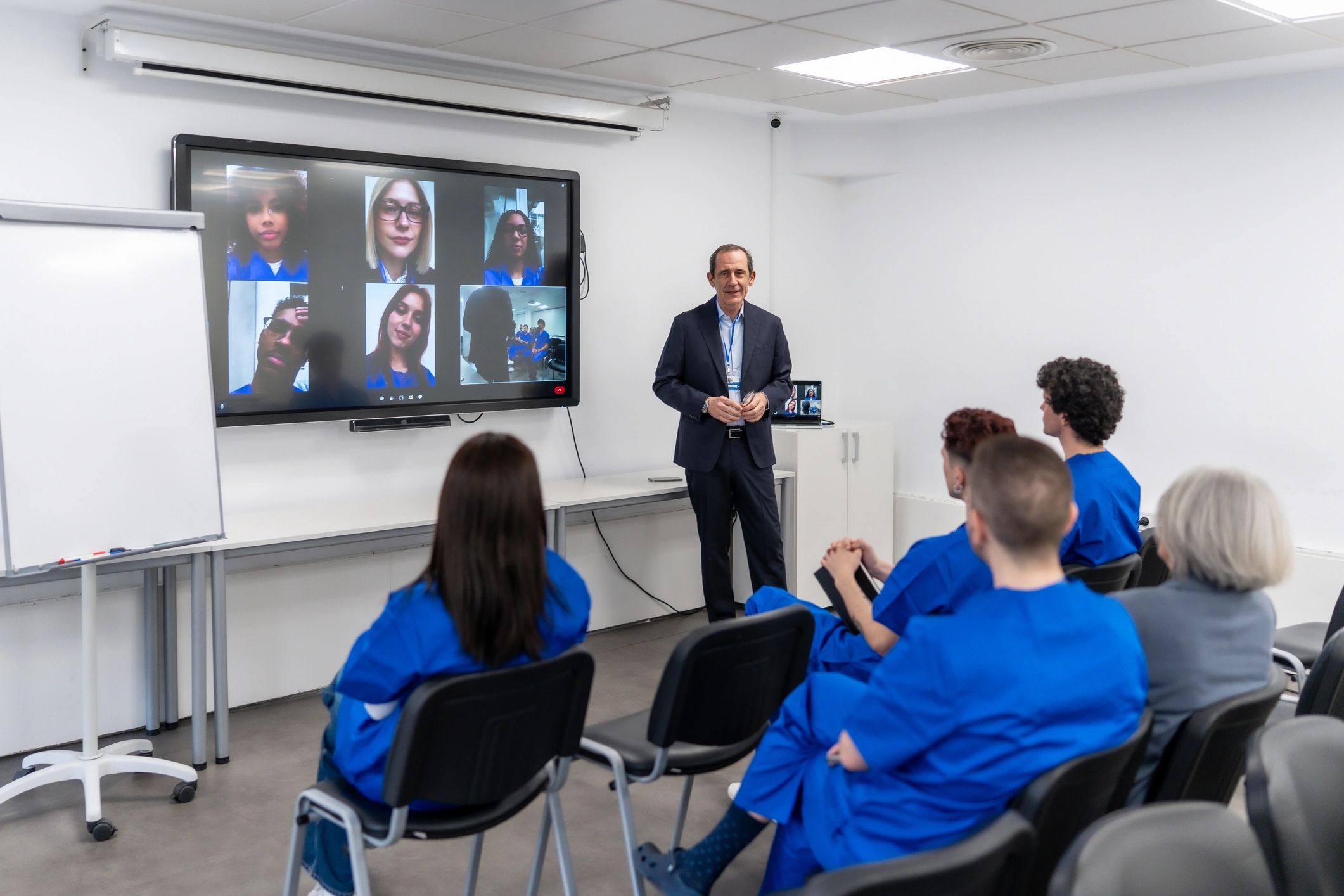 Hybrid education seminar with presenter and remote participants